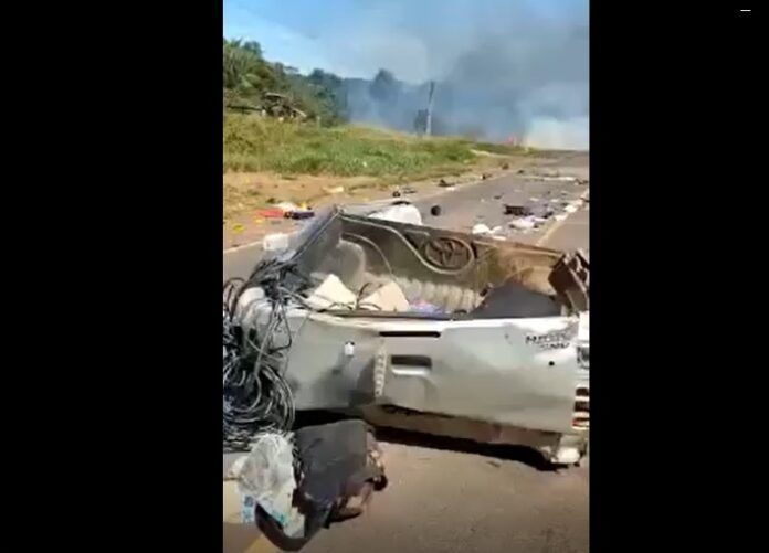 O acidente aconteceu por volta das 10h52m no município de Comodoro e envolveu uma carreta e uma camionete Toyota Hilux.