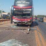 Ônibus colide na traseira de caminhão na BR-163 em Lucas do Rio Verde