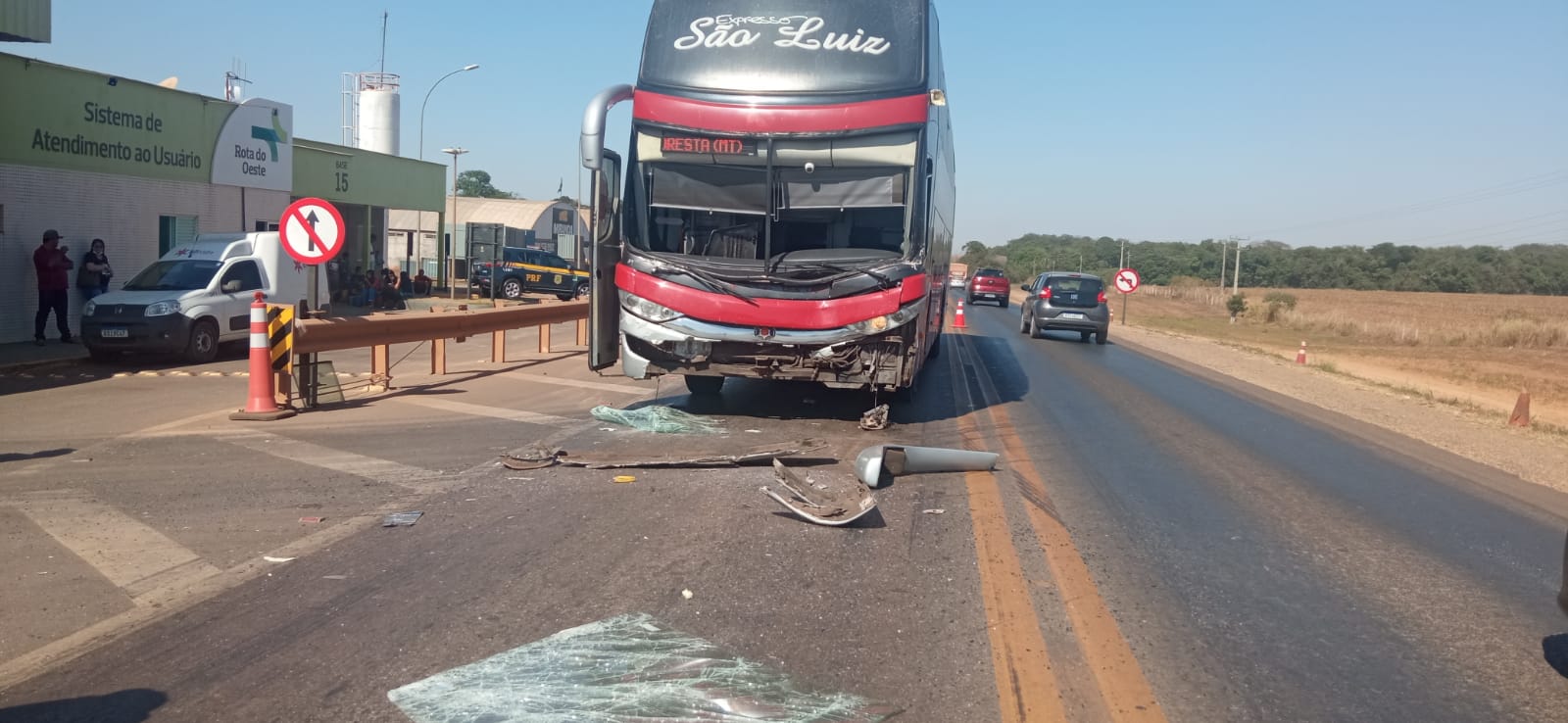 Ônibus colide na traseira de caminhão na BR-163 em Lucas do Rio Verde