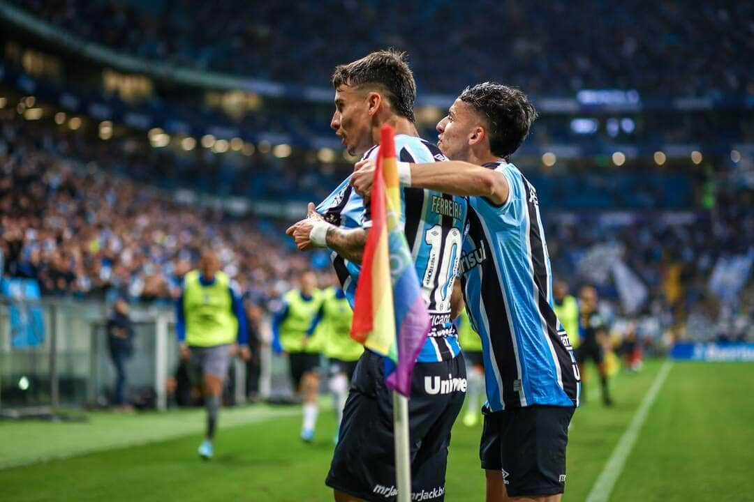 Grêmio vence Náutico por 2 a 0 e diminui distância para o terceiro colocado