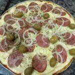 como fazer pizza de calabresa