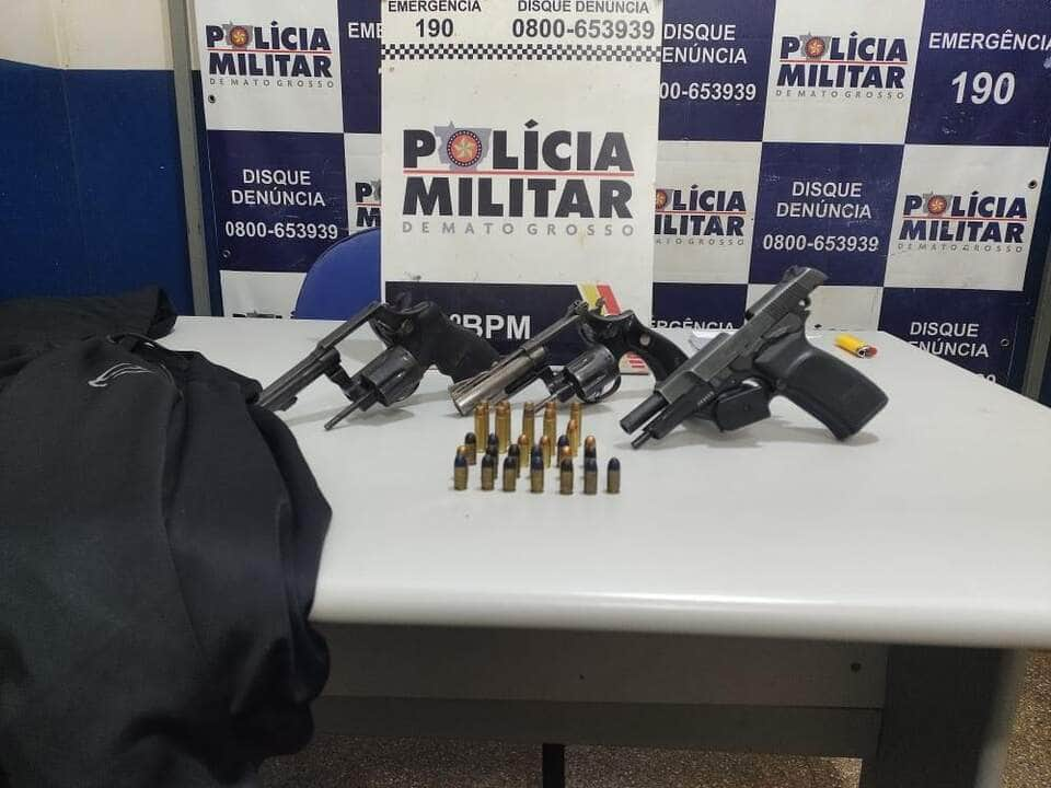 pm prende dupla pertencente a faccao criminosa e apreende tres armas de fogo