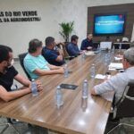 prefeito discute projetos de lei com vereadores e diretoria do saae