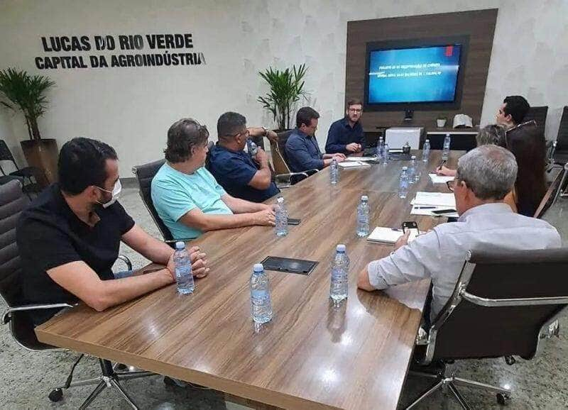 prefeito discute projetos de lei com vereadores e diretoria do saae