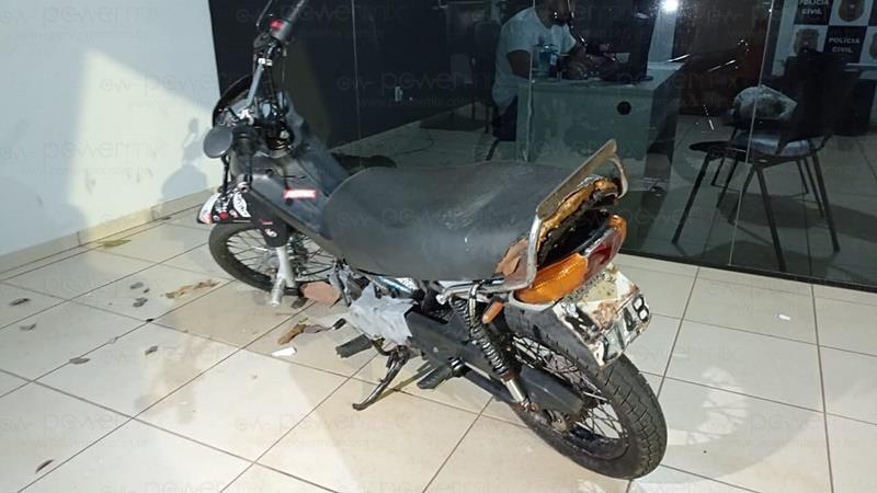 Jovem empina motocicleta na frente da Polícia Militar e acaba preso