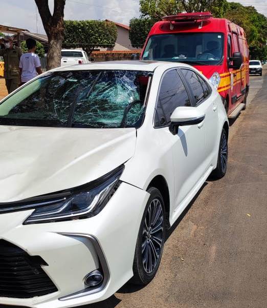 Idosa fica gravemente ferida após acidente na Avenida Brasil.