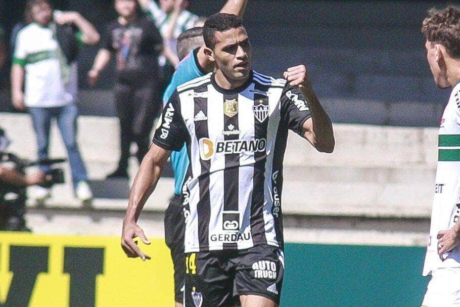 brasileirao assai atletico mg marca no fim e vence coritiba no couto pereira