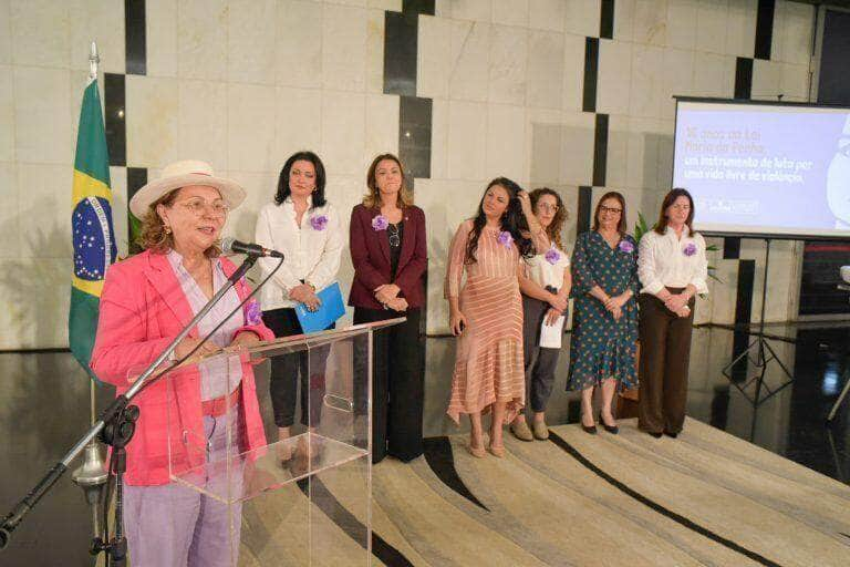 congresso lembra agosto lilas e comemora 16 anos da lei maria da penha