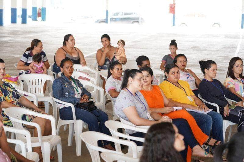 dia d da semana do bebe reune familias no parque de