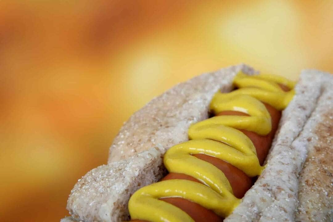 Comer um cachorro quente tira 36 minutos da sua vida, revela estudo