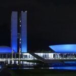 iluminacao azul no congresso homenageia dia nacional da pessoa com atrofia muscular espinhal