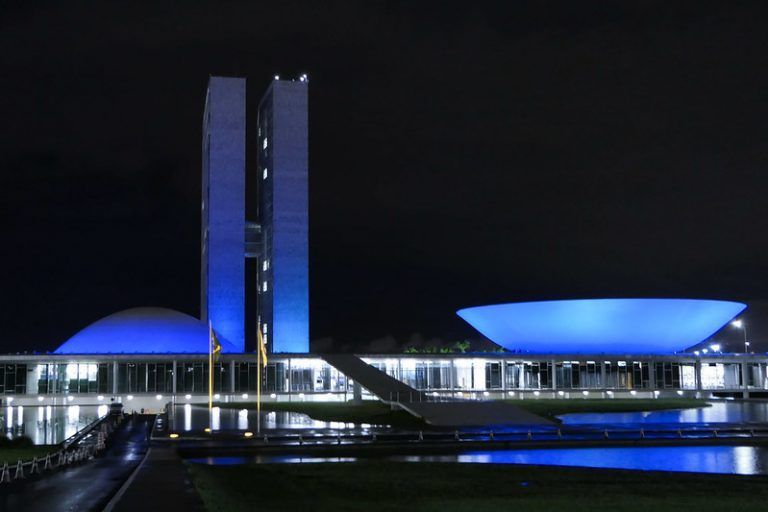 iluminacao azul no congresso homenageia dia nacional da pessoa com atrofia muscular espinhal