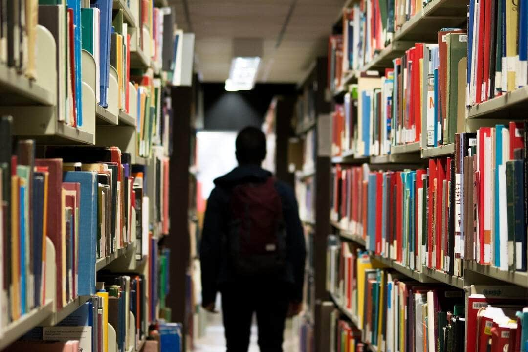 Mato Grosso: Aluno portador de autismo apanha de colega dentro de escola e desmaia