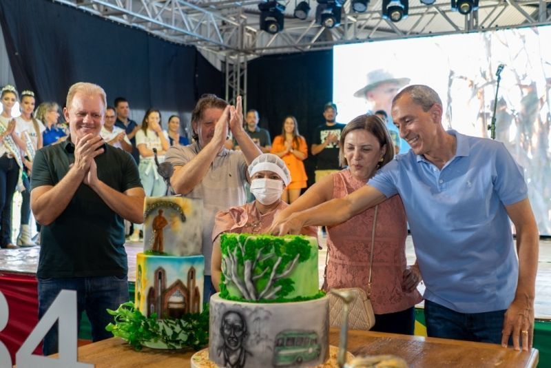 mais de 10 mil bolos e refrigerantes sao distribuidos em comemoracao de aniversario de lucas do rio verde