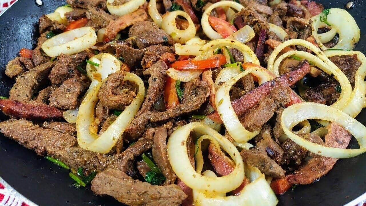 isca de filé de carne acebolada