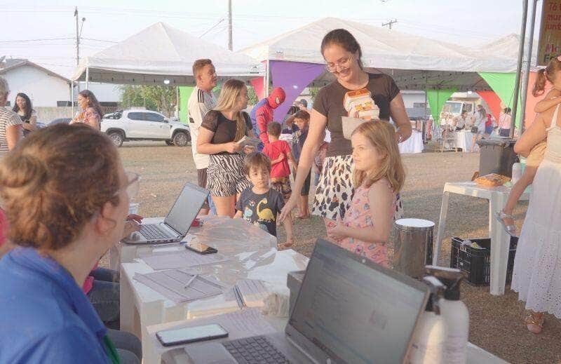 primeira edicao do trabalho em acao atraiu centenas de luverdenses na praca da biblia