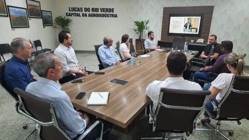 proposta de inovacao e apresentada ao prefeito miguel vaz e equipe de secretarios durante reuniao