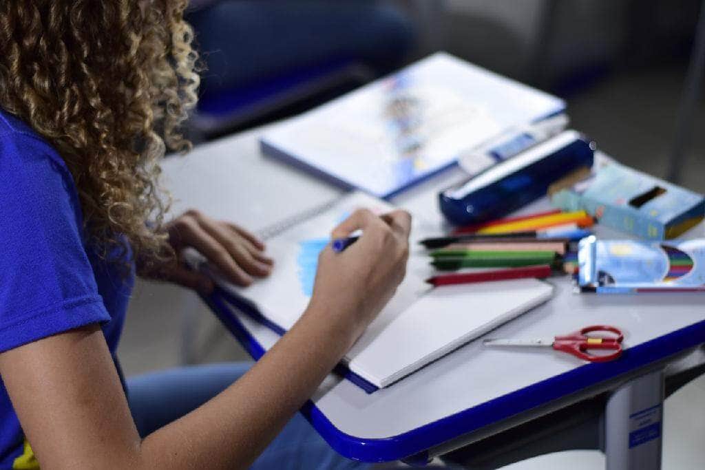 Mato Grosso anuncia concurso público para a Educação e garante 1/3 de férias para temporários