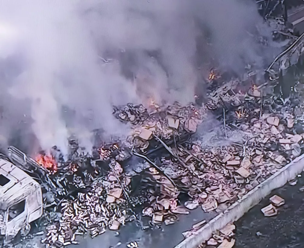 Carreta pega fogo na Serra das Araras, em Piraí — Foto: TV Globo