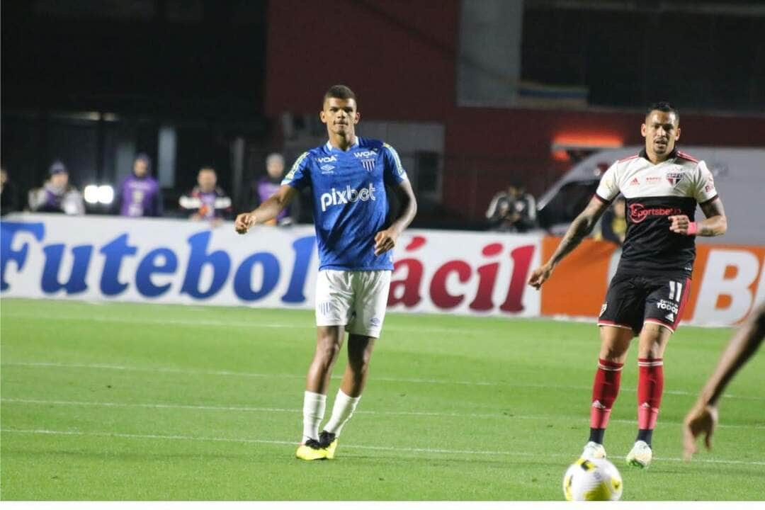 Avaí x Ceará; onde assistir ao vivo o jogo desta quarta-feira (9) pelo Brasileirão; veja as escalações. Foto: Rafael Xavier/Avaí F. C.