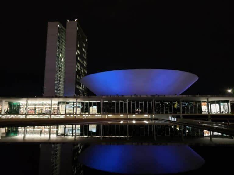 camara tem iluminacao azul pelos dias nacionais do surdo e do atleta paralimpico