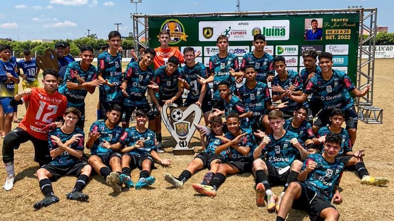 equipe de lucas do rio verde conquista titulo de campea em competicao de futebol