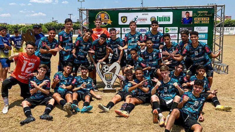 equipe de lucas do rio verde conquista titulo de campea em competicao de futebol