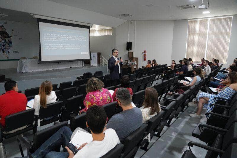 medicos e enfermeiros participam de simposio sobre hipertensao arterial