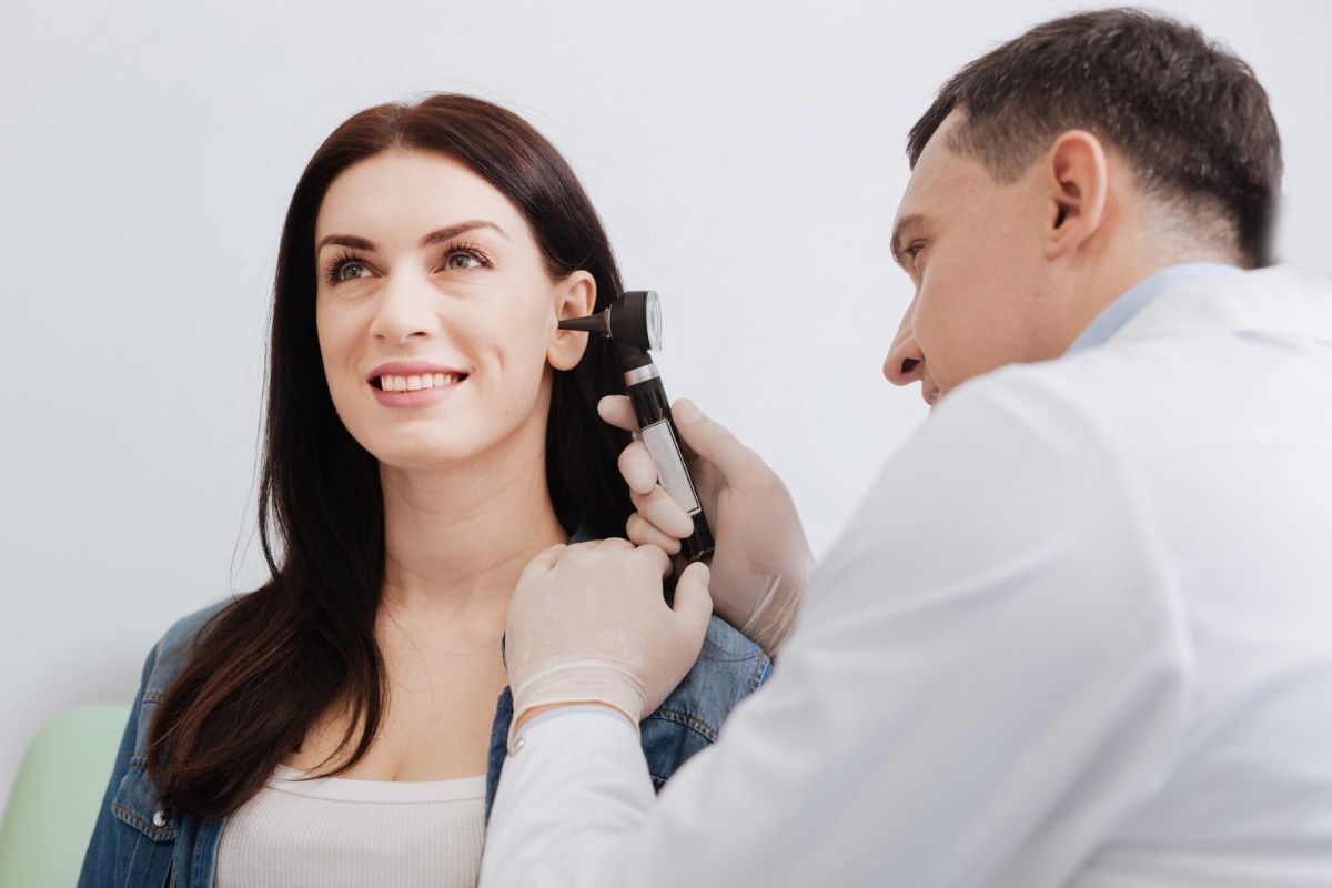 O otorrinolaringologista é o médico responsável por diagnosticar, tratar e realizar intervenções cirúrgicas nos ouvidos, nariz e garganta. - Freepik.