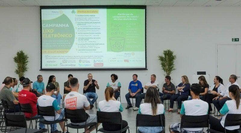 prefeitura de lucas do rio verde participa da coleta de lixo eletronico com o rotary e parceiros