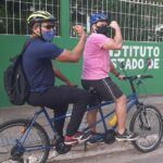 pedal alem da visao proporciona a deficientes andar de bicicleta pelas ruas de cuiaba