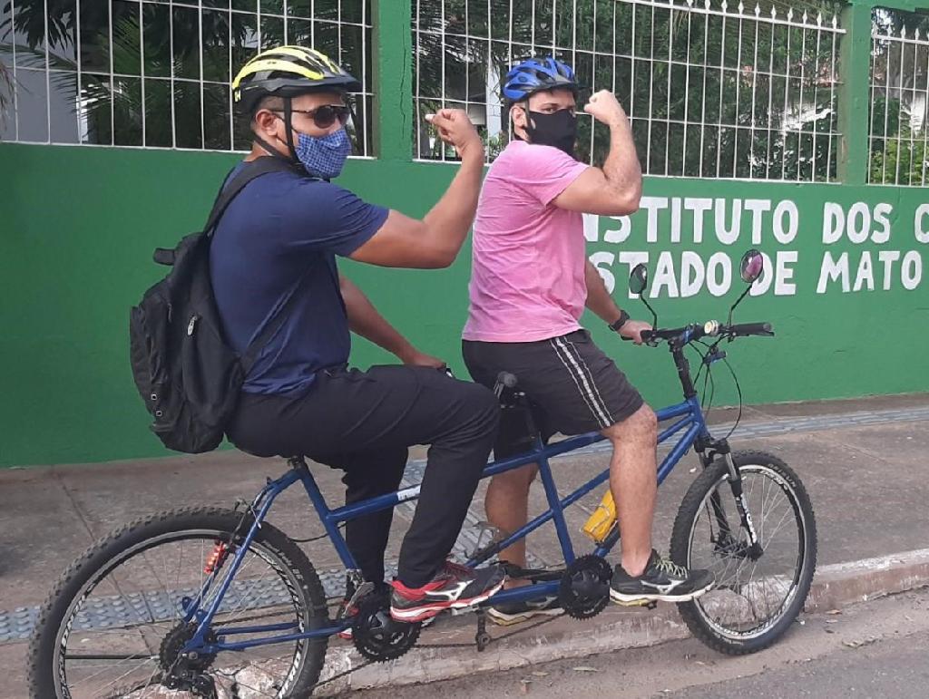 pedal alem da visao proporciona a deficientes andar de bicicleta pelas ruas de cuiaba