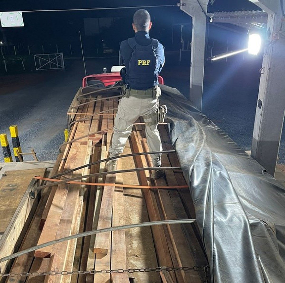 PRF apreende madeira sendo transportada ilegalmente em Várzea Grande/MT