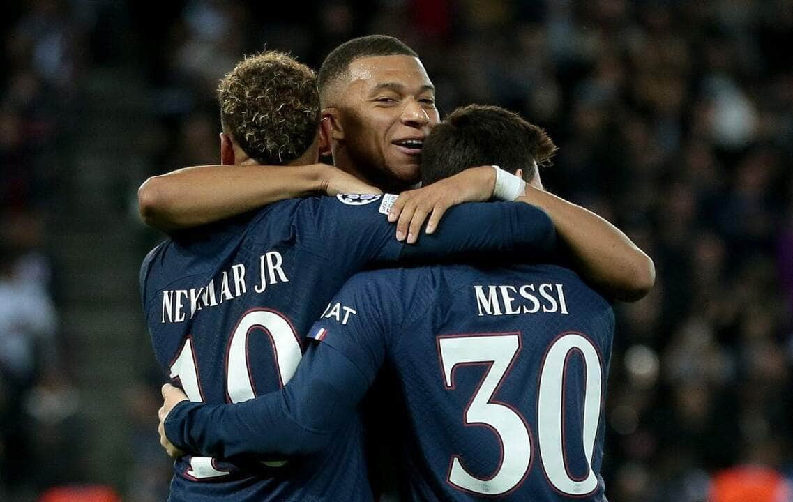 Trio Mbappé, Messi e Neymar festejam gol do PSG. Foto: Twitter Uefa