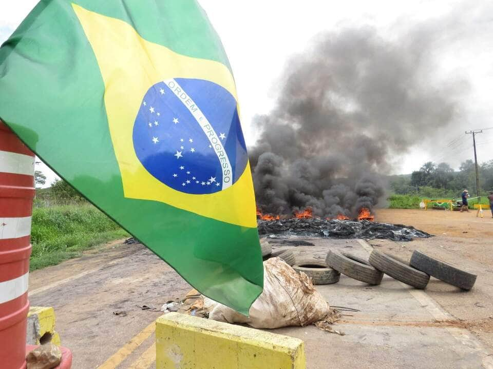 Mais e 6 mil manifestantes interditam diversos trechos da BR-163, afirma PRF