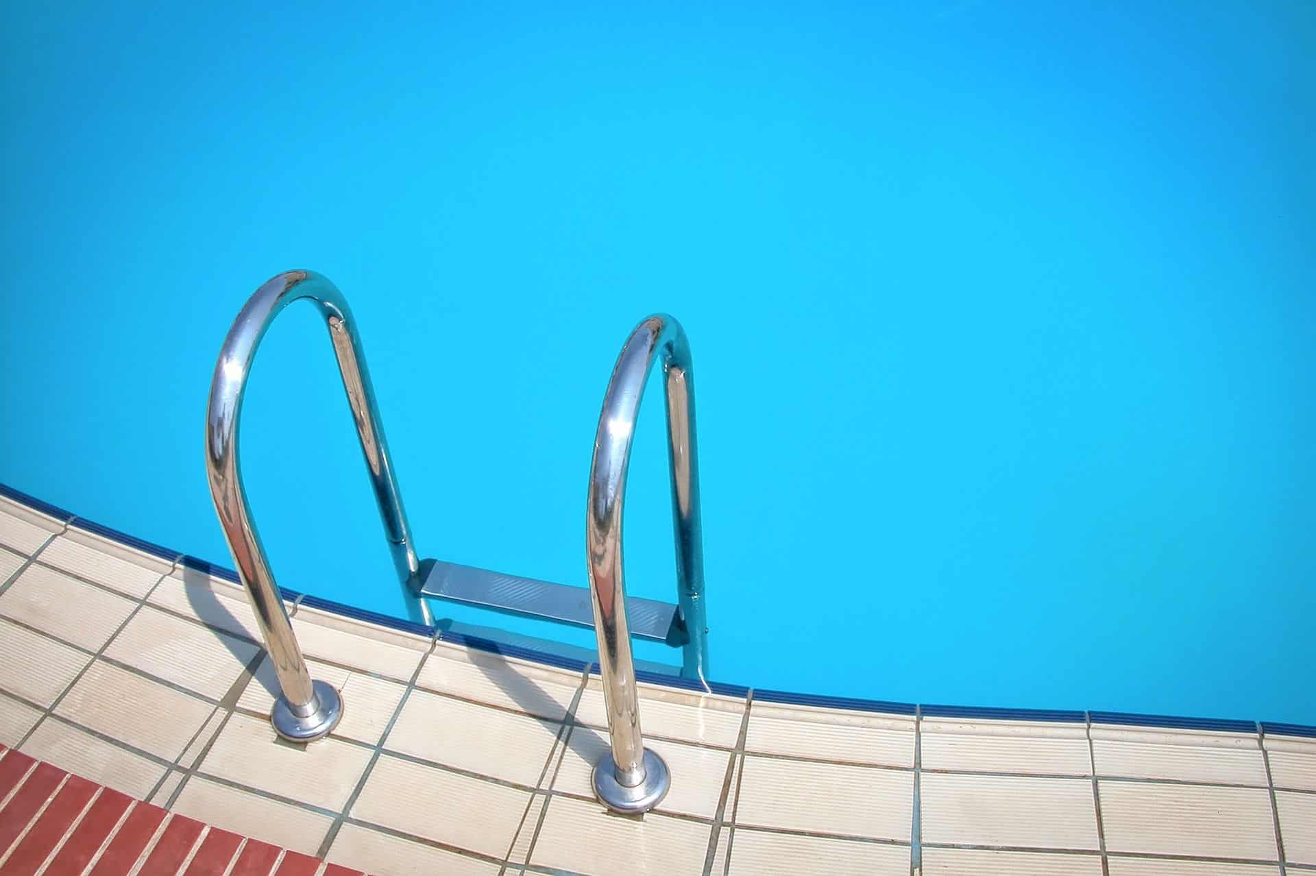 Homem pula em piscina de balneário bate cabeça e morre