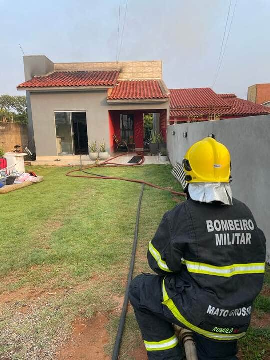 Residência pega fogo e bombeiros utilizam 6 mil litros de água no