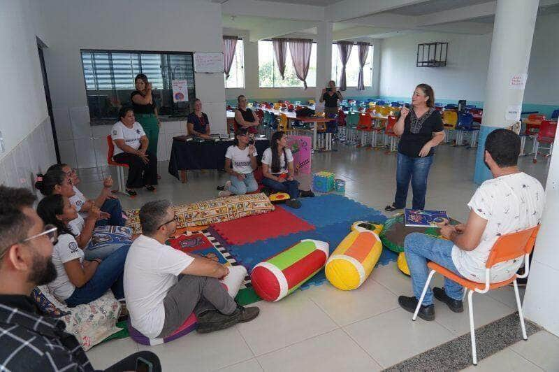 academicos de pedagogia apresentam projetos sobre literatura infantil