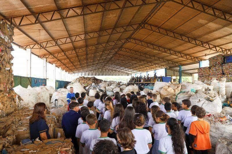 alunos da rede municipal visitam ecoponto e aprendem sobre separacao de residuos