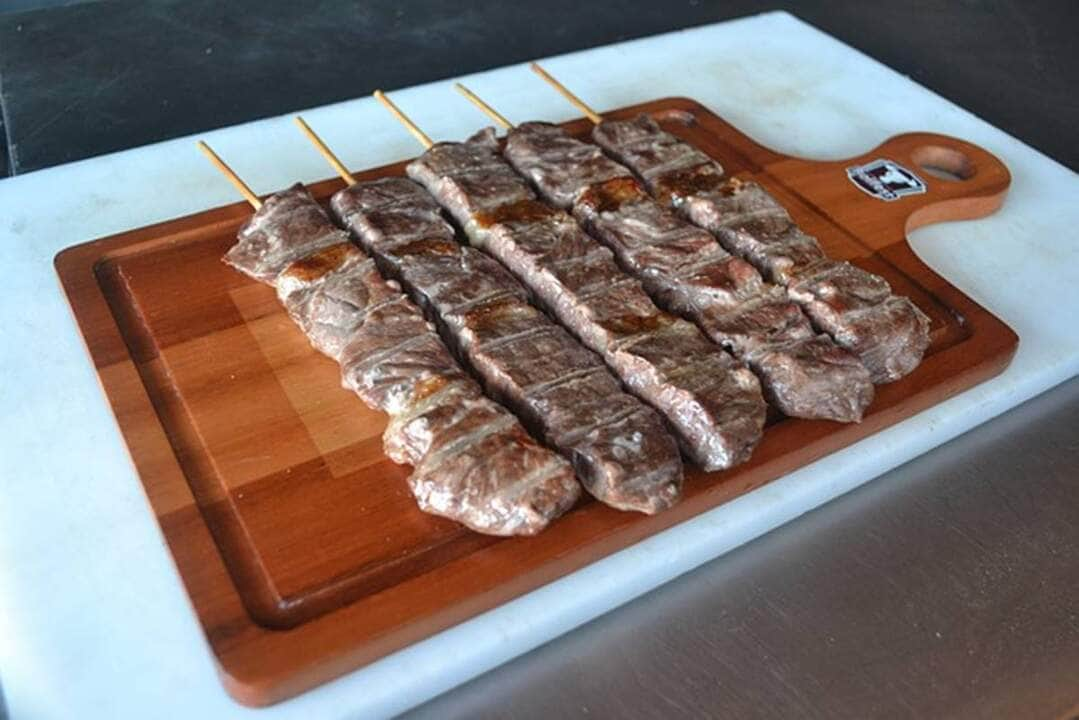 espetinhos de carne