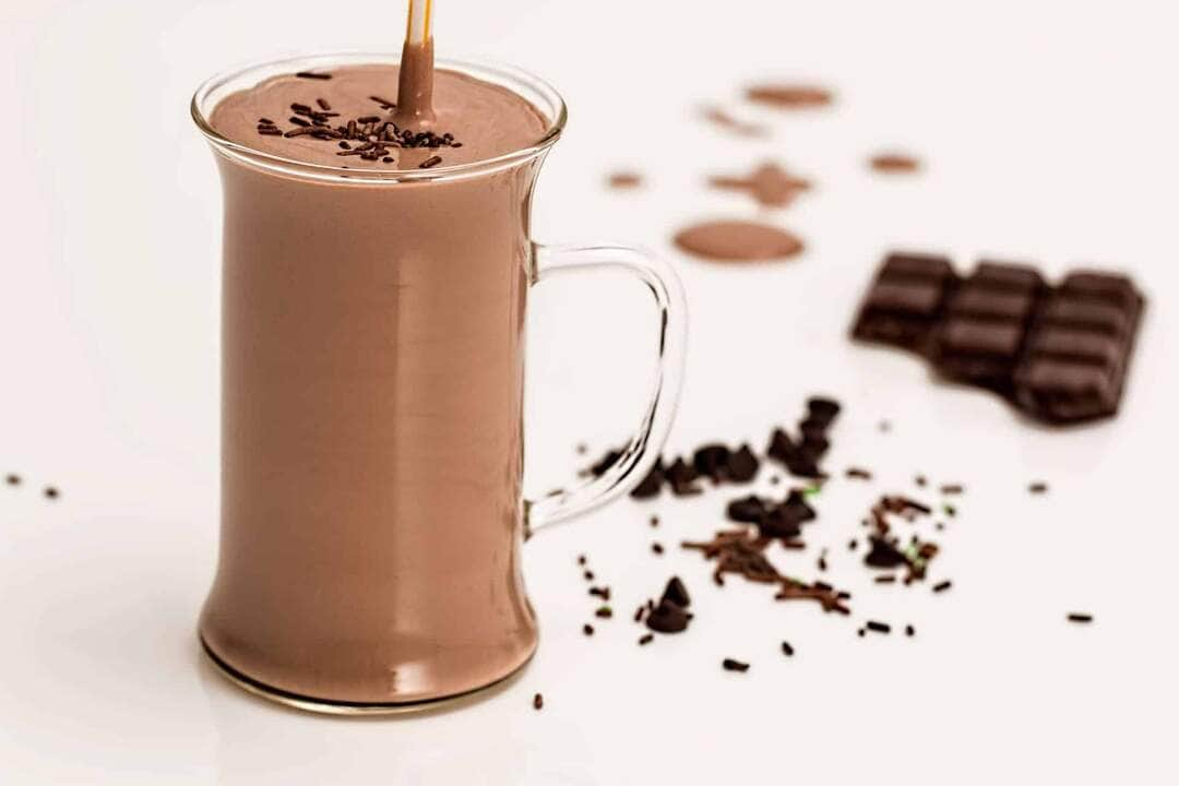 Leite com chocolate: ideal para combater dores de garganta e tosse na estação fria