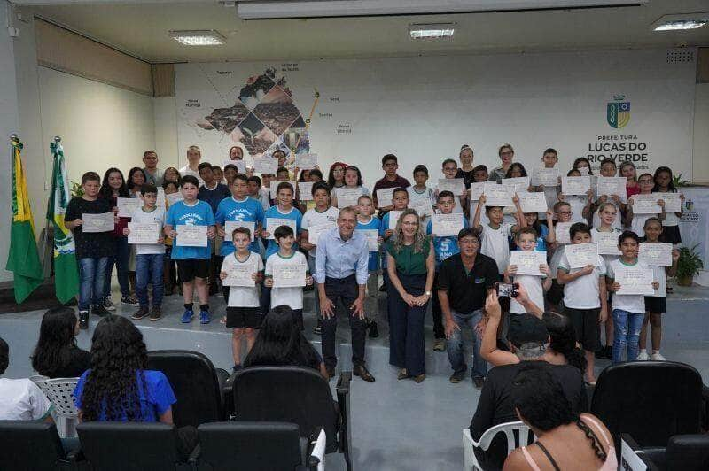 estudantes luverdenses recebem premiacao da olimpiada municipal de matematica