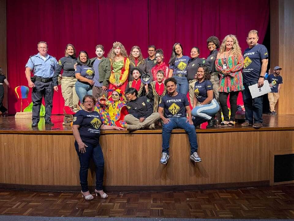 estudantes vencedores do 17º fetran recebem premiacao no cine teatro cuiaba