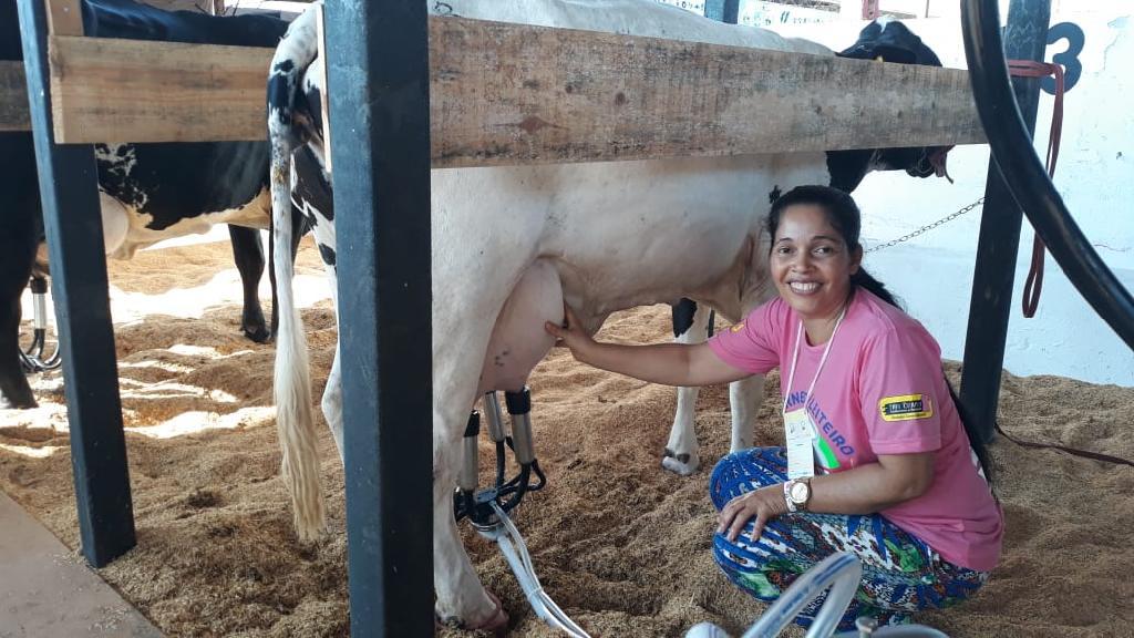 evento promovido pela empaer divulga pecuaria leiteira e potenciais produtivos da regiao oeste