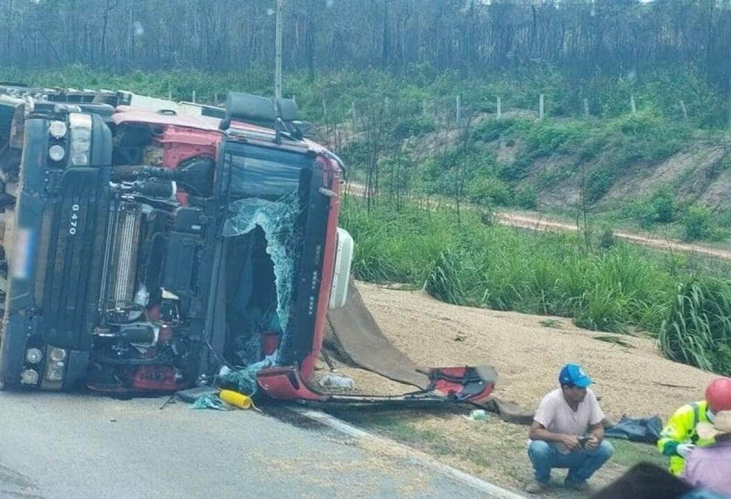 Carreta tomba e interdita BR-163 em Nova Mutum