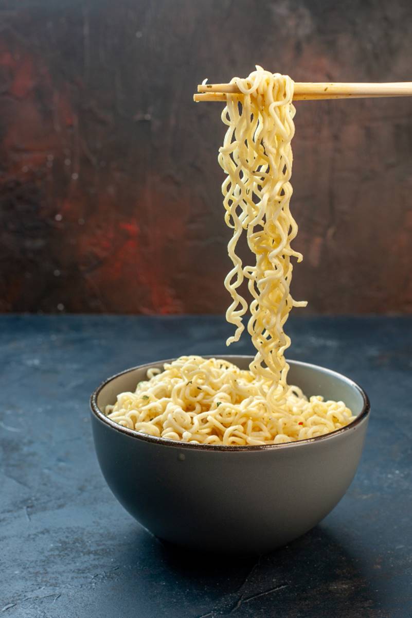 como fazer cup noodles no microondas