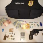 investigacao da policia civil resulta em tres pessoas presas por trafico de drogas e posse de arma em juara