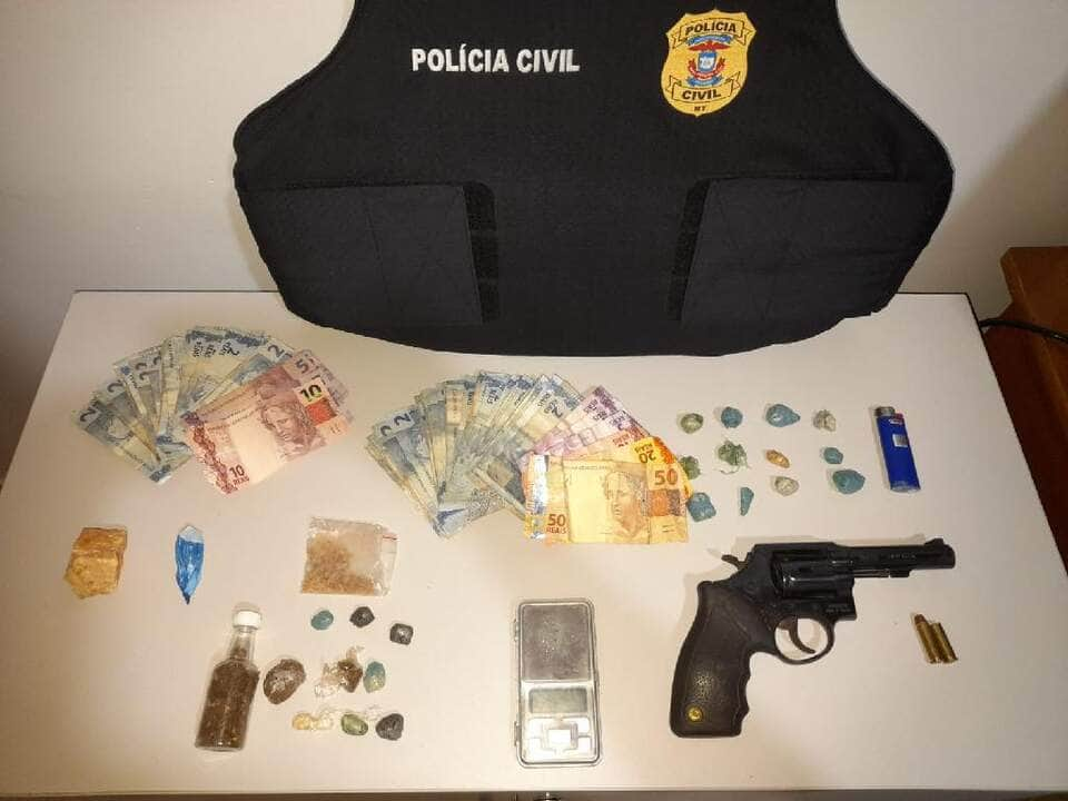 investigacao da policia civil resulta em tres pessoas presas por trafico de drogas e posse de arma em juara