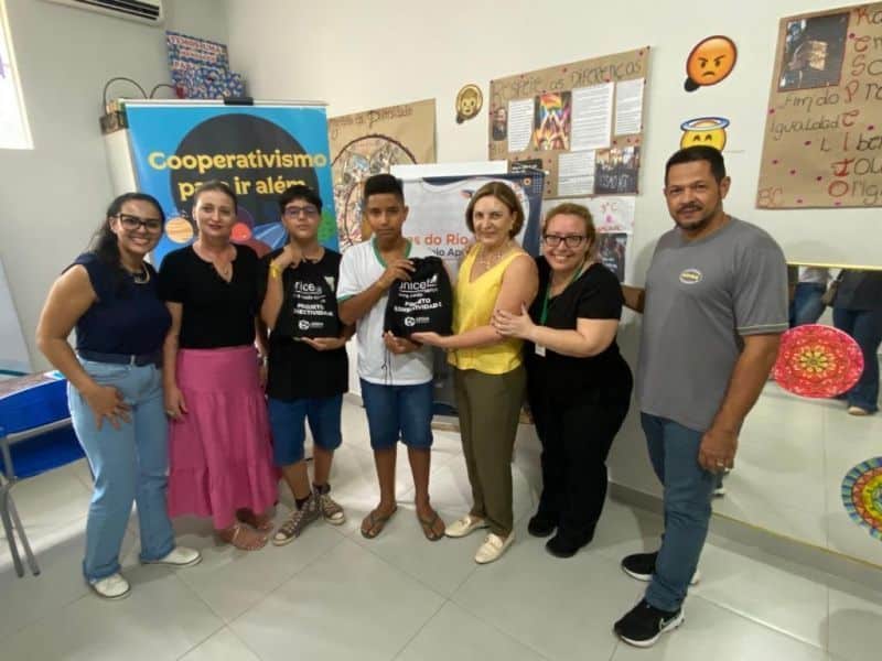 jovens luverdenses recebem smartphones pelo projeto conectividade do selo unicef