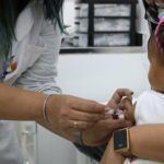 pais recebe vacinas contra covid 19 para criancas de 6 meses a 3 anos